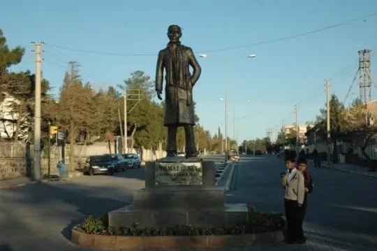 Yılmaz G&#252;ney kimdir?