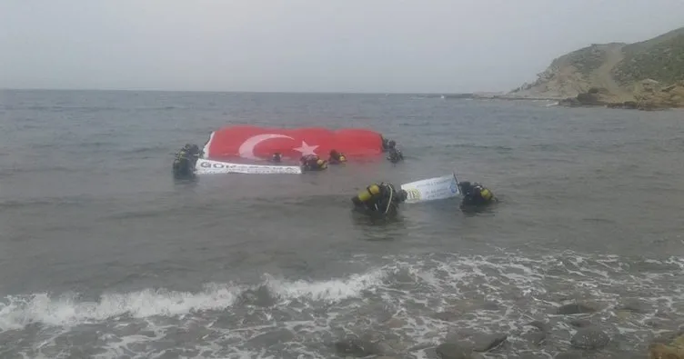 Guinness rekortmeni Cem Karabay, su altında dev Türk bayrağı açtı