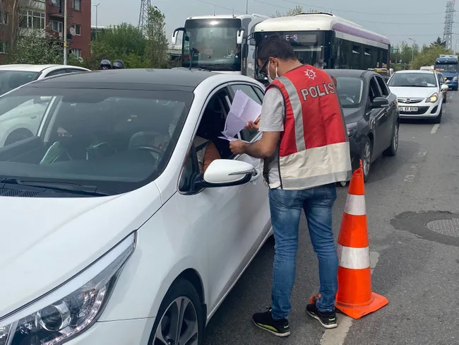 son-dakika-haberi-istanbulda-tam-kapanma-denetimi-yapildi-genc-kadin-ceza-yazan-polisin-plakasini-aldi-1620032816158.jpg