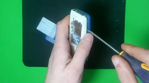 Rus mühendis bütün gece uğraştı eski telefonunu bakın ne hale getirdi