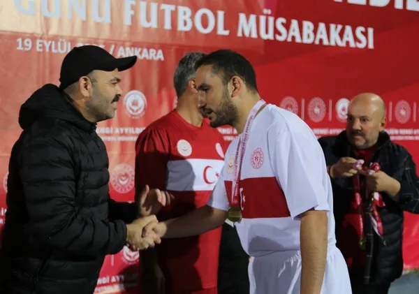 kardesligin-rengi-ayyildiz-19-eylul-gaziler-gunu-futbol-musabakasi-yapildi-1758362623912.jpg