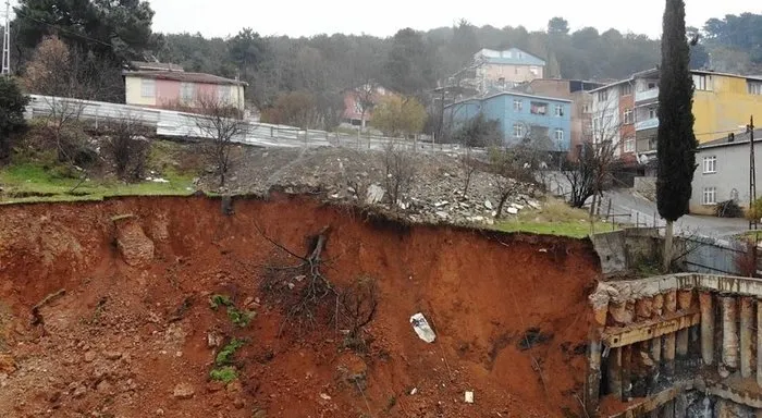 Kartal’da şiddetli yağış inşaatta toprak kaymasına neden oldu