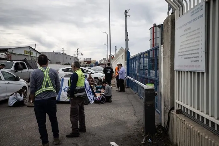 Siyonist İsrailli grup Gazze’ye giden yardım tırlarını durdurdu