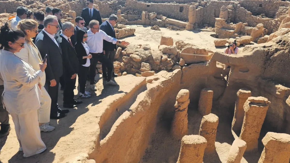 Japon Prenses gün yüzüne çıkarılan yapıları inceledi