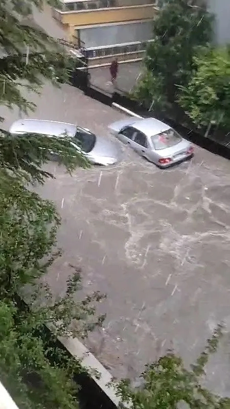 LAST MINUTE… Mansur Yavaş Municipalism remained in the classroom in Ankara! Flooded Keçiören: Vehicles got caught in the water, the wall of a house was destroyed!
