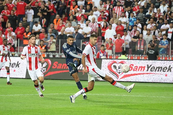 canli-super-ligde-samsunspor-fenerbahce-maci-ilk-gol-geldi-1788118261807.jpeg