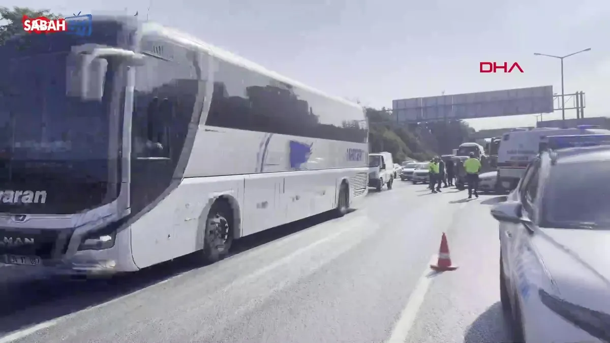 Sultangazi TEM Otoyolu’nda 10 aracın karıştığı zincirleme kaza | Video videosunu izle Sultangazi TEM Otoyolu’nda 10 aracın karıştığı zincirleme kaza | Video videosunu izle