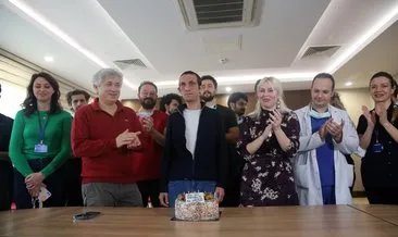 Türkiye’nin ilk yüz nakli Uğur Acar 11’inci yılı pasta keserek kutladı