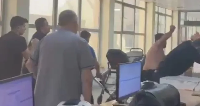 Acil Servis’te dehşet anları: Taş ve sopalarla saldırdılar… Acil Servis’te dehşet anları: Taş ve sopalarla saldırdılar…