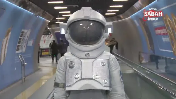 Metro'da şaşırtan görüntü! Astronot kıyafetiyle yolculuk yaptı | Video
