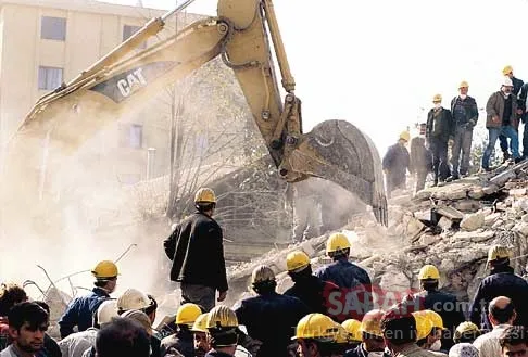 17 Ağustos 1999.. Türkiye'yi yıkan depremin acı görüntüleri