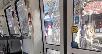 İzmit’te tramvay kazası: Belediye aracıyla çarpıştı, kapı ve pencereler patladı #kocaeli