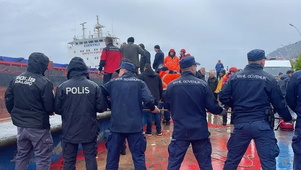hopada-karaya-oturan-gemideki-13-personel-kurtarildi-1701083752323.jpg