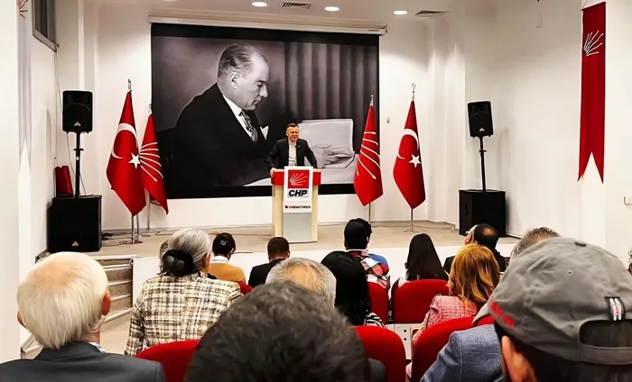 sozde-ataturkun-partisiydi-chpden-skandal-ataturkun-posteri-indirildi-imamoglunun-fotografi-asildi-1753789307931.jpg CHP’den skandal! Atatürk’ün posteri indirildi, Ekrem İmamoğlu’nun fotoğrafı asıldı!