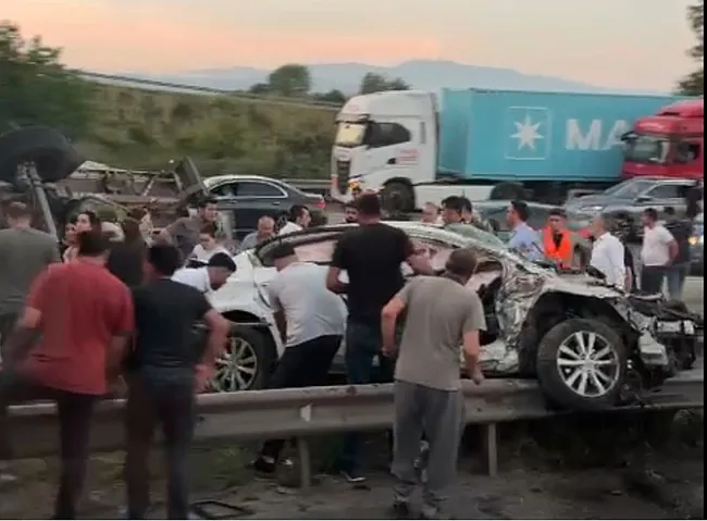 duzcede-lastigi-patlayan-tir-dehset-sacti-cok-sayida-yarali-var-1780885984315.jpeg