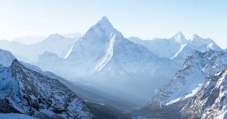 Everest’in zirvesi neden karlı? Everest Dağı bulutların üzerinde ise üstünde nasıl kar var?