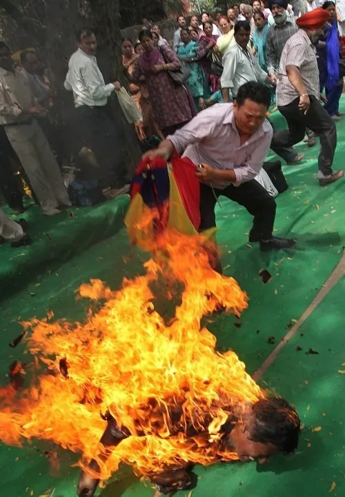 Tibetli protestocu kendini yaktı!