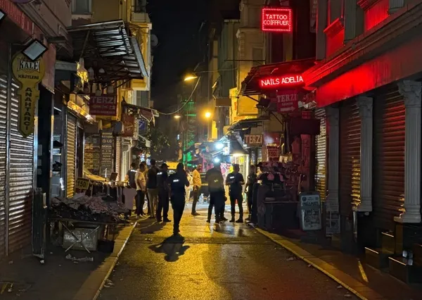 fatihte-komsularin-kavgasi-cinayetle-bitti-1-olu-1-yarali-1787121331256.jpg