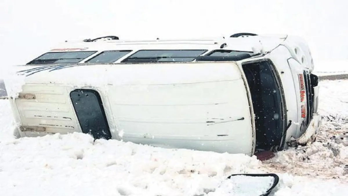 Öğrenci servisi devrildi: 14 yaralı