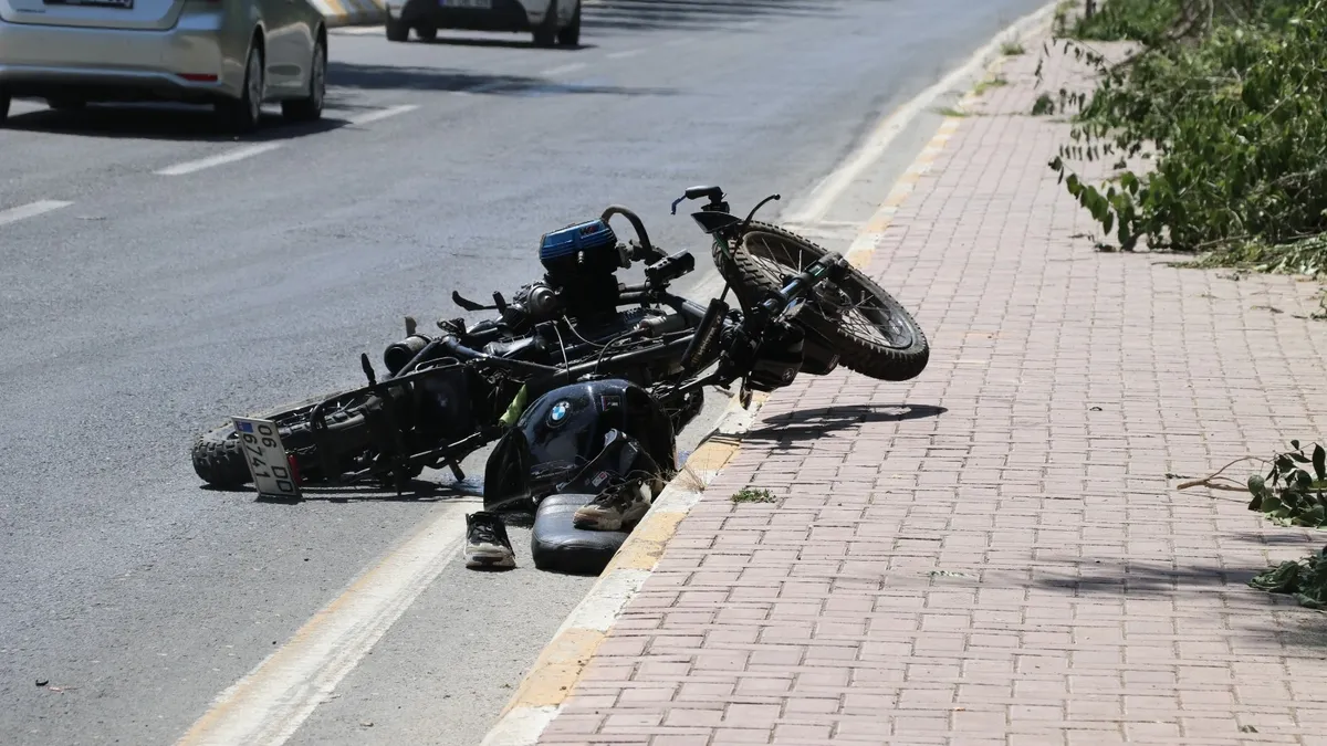 Şanlıurfa Karaköprü'de meydana gelen motosiklet kazası sonrası olay yeri.