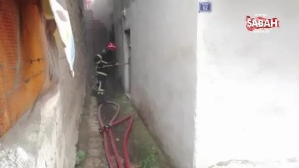 Zemin katta çıkan yangın korkuttu, ekipler evde yaşlı adamı aradı | Video