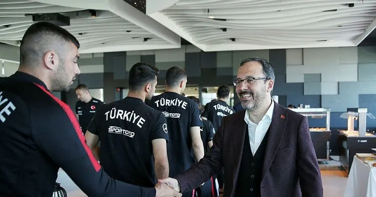 Bakan Kasapoğlu’ndan A Milli Futbol Takımı’na moral ziyareti
