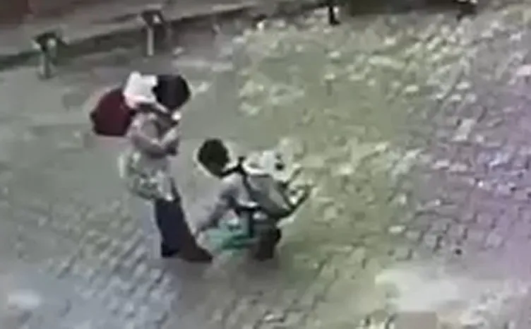 Engelli çocuğun ayakkabısını bağlayan öğrencisini alnından öptü!