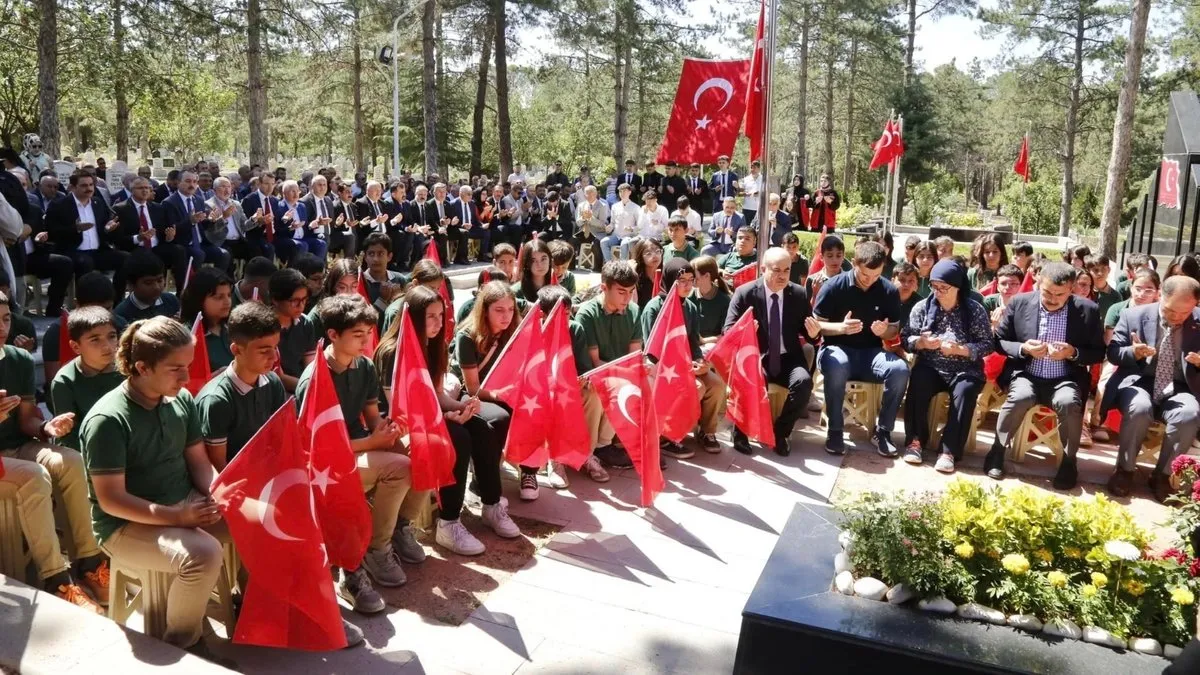 Şehit öğretmen Şenay Aybüke Yalçın, Çorum’daki kabri başında anıldı