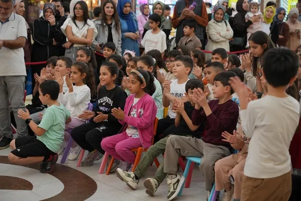tiyatrodan-soylesiye-uzanan-etkinlikler-diyarbakir-kultur-yolu-festivalinin-ucuncu-gununde-yer-aldi-1791881510719.jpg