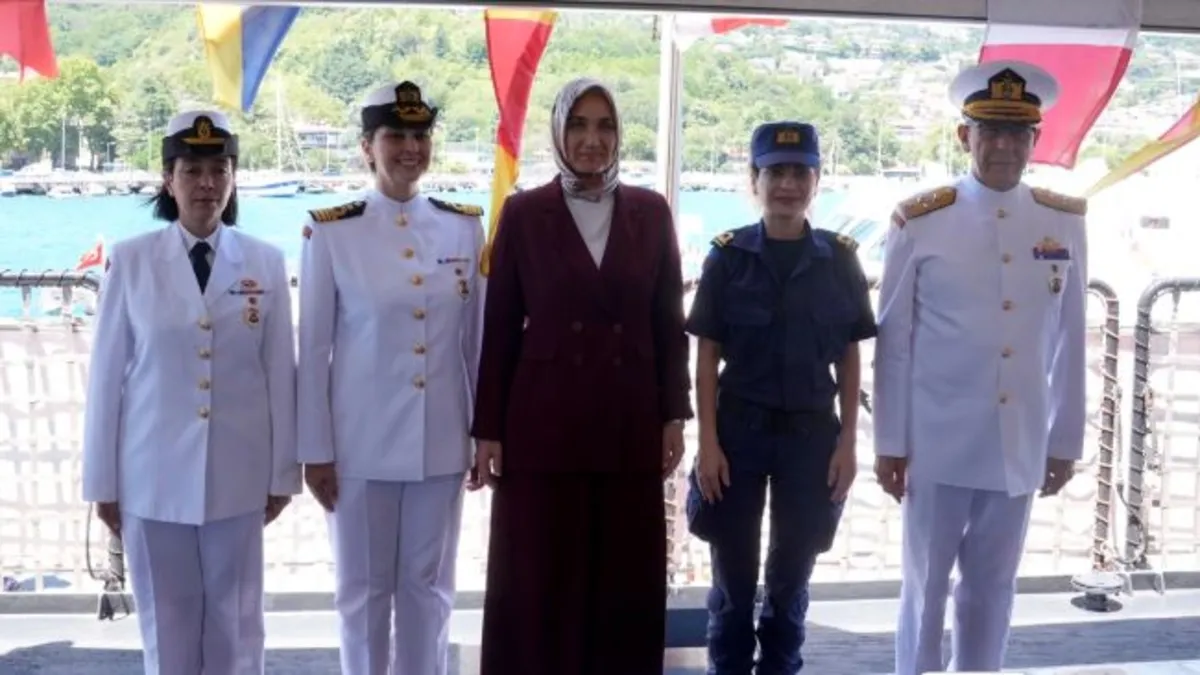 15 Temmuz şehit aileleri ve gazilerinin İstanbul Boğazı'nda tekne turu yaparken çekilmiş fotoğrafı.