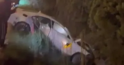 Kontrolden çıkan araç su tahliye kanalına düştü #kocaeli