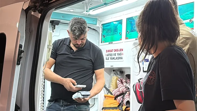 Aksaray’da hayrete düşüren anlar! Alkollü sürücü akaryakıt istasyonunda fenalaştı: Görevli pos cihazını ambulansa kadar getirdi!