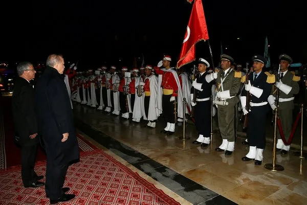 Cumhurbaşkanı Erdoğan Tunus'ta Şehitler Anıtına çelenk bıraktı