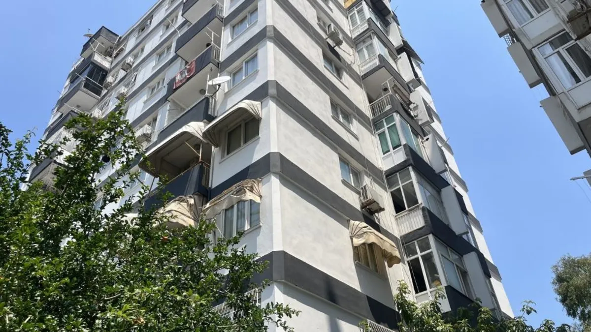 Adana'da eşini ağır yaralayan şüphelinin kaçtığı olay yerine polis müdahalesi.