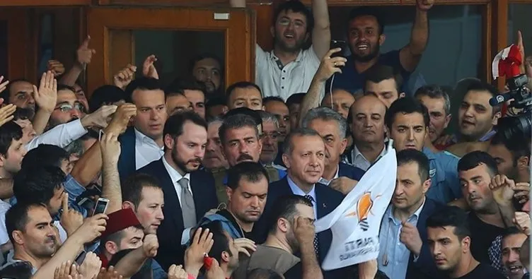 Liderin çağrısıyla milyonlar sokağa döküldü! Başkan Erdoğan’ın kararlılığı hainlerin hesaplarını altüst etti