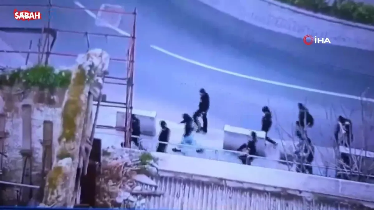 Kıbrıs’ta Rum tarafından çirkin saldırı! Sivillere taş ve patlayıcı madde atıldı | Video videosunu izle Kıbrıs’ta Rum tarafından çirkin saldırı! Sivillere taş ve patlayıcı madde atıldı | Video videosunu izle