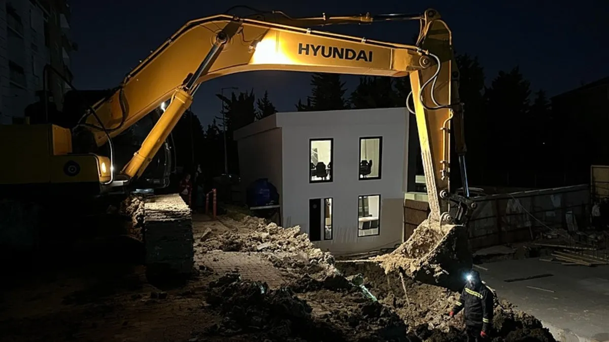 Bahçelievler’de inşaat çalışmasında yol çöktü: Sokak trafiğe kapatıldı! Bahçelievler’de inşaat çalışmasında yol çöktü: Sokak trafiğe kapatıldı!