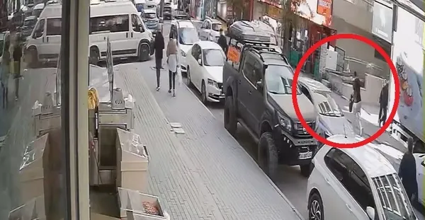 avcilarda-akilalmaz-olay-kuruyemis-magazasindan-bir-kutu-urun-caldi-fark-edilince-her-seyi-firlatip-kacti-1791362391901.jpg