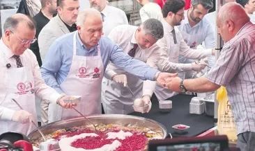 Aşure bereketi paylaşıldı