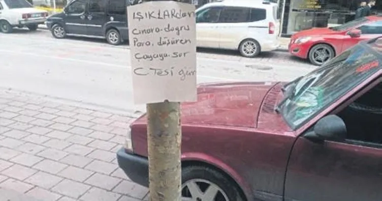 Ağaca astığı ilanla paranın sahibini arıyor