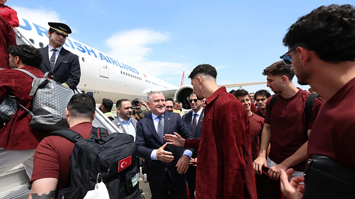Bakan Bak milli futbolcuları ABD’ye uğurladı! Bakan Bak milli futbolcuları ABD’ye uğurladı!