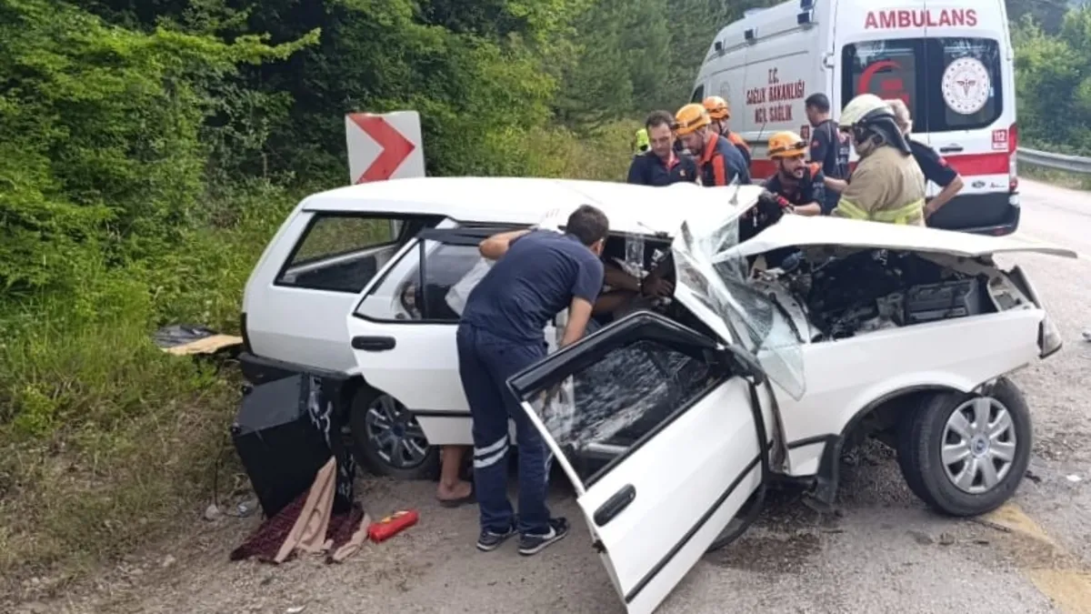 Karabük-Bartın Karayolu'nda meydana gelen trafik kazasında araçlar hurdaya döndü.