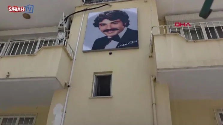 Evinin duvarına Ferdi Tayfur’un ışıklı panosunu yaptırdı | Video