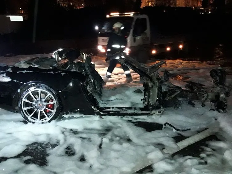 İstanbul’da feci kaza: Lüks otomobil alev alev yandı