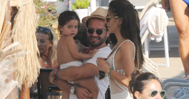 Ozan Doğulu ailesiyle tatilde