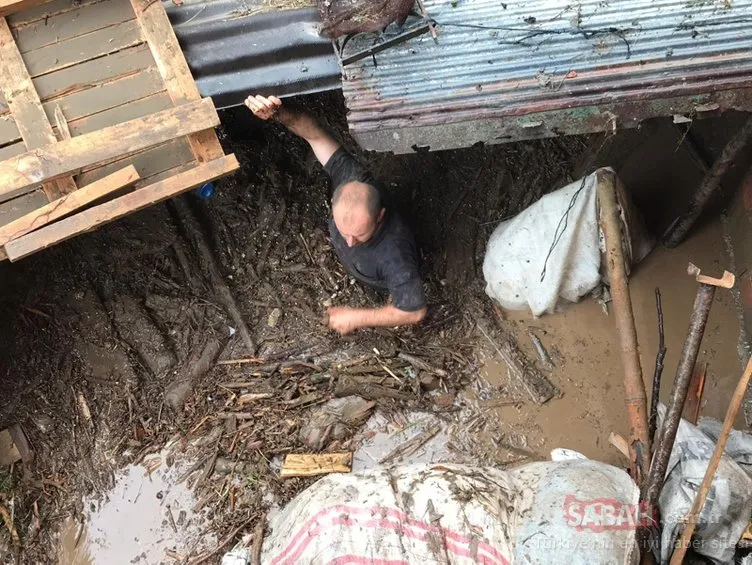 Araklı’da sel oldu: evler yıkıldı. En az 6 ölü, 4 kayıp var