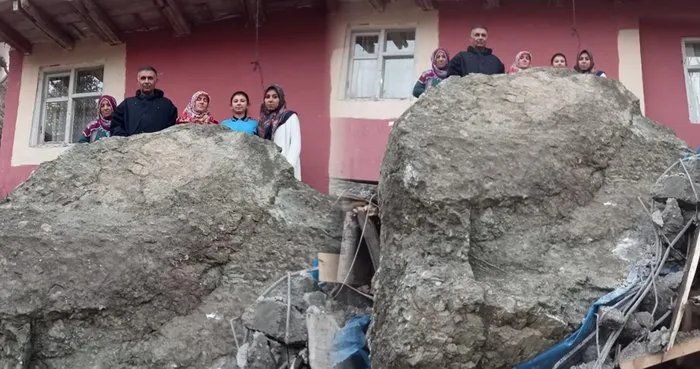 Kaya parçası eve saplandı! Aile büyük korku yaşadı: Deprem oluyor sandık!