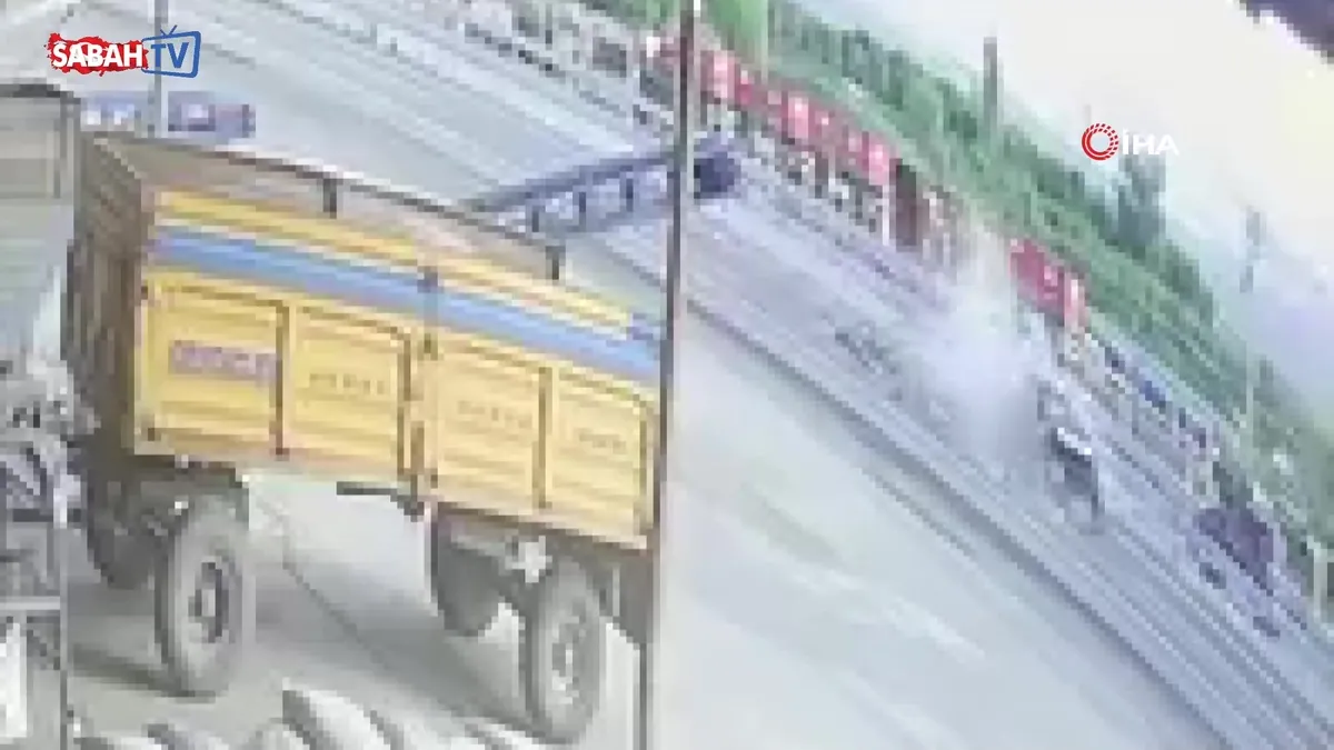 Iğdır’da orta refüje çarpan otomobilde 3 kişi yaralandı: Kaza anı kamerada videosunu izle Iğdır’da orta refüje çarpan otomobilde 3 kişi yaralandı: Kaza anı kamerada videosunu izle