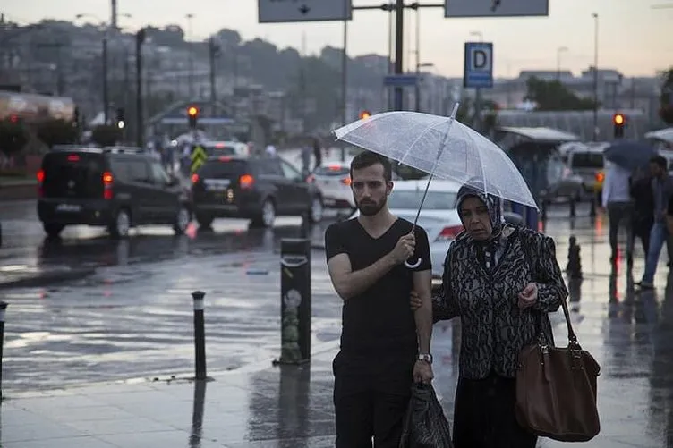 İstanbul’da sağanak yağmur vatandaşları hazırlıksız yakaladı
