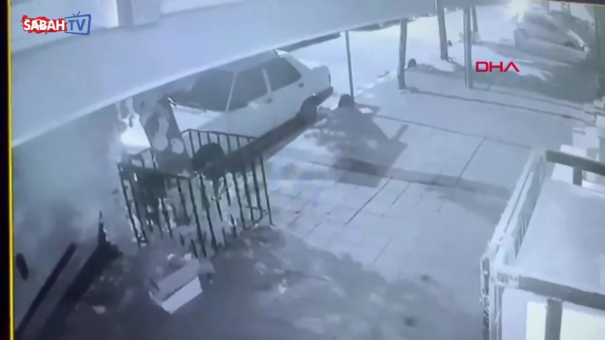 Hamile eşine tatlı almaya çıktı, 6 yerinden bıçaklandı: Fenalaşan eşi ve kendisi hastaneye kaldırıldı | Video videosunu izle Hamile eşine tatlı almaya çıktı, 6 yerinden bıçaklandı: Fenalaşan eşi ve kendisi hastaneye kaldırıldı | Video videosunu izle